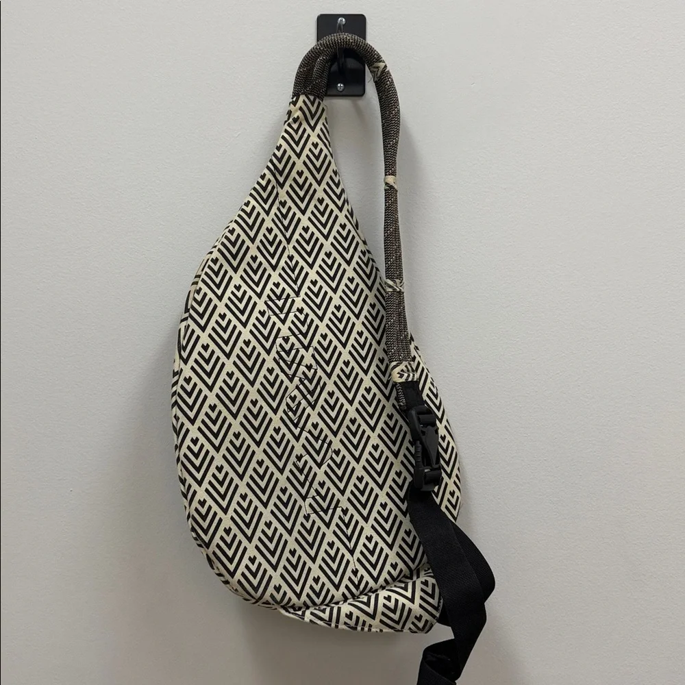 Kavu Slingpack Sling Bag Black Cream Geometric Print Rope Bag! - Picture 5 of 8